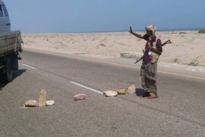 قبائل أبين تقيم قطاعًا قبليًا وتقطع الطريق الدولي بسبب منع فعالية عشال بعدن