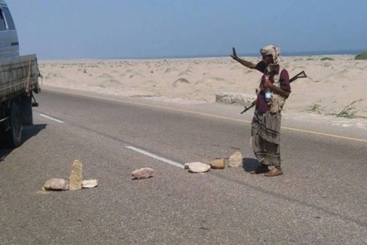 قبائل أبين تقيم قطاعًا قبليًا وتقطع الطريق الدولي بسبب منع فعالية عشال بعدن