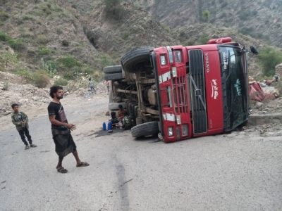 إصابة شخصين جراء انقلاب شاحنة محملة بالبضائع في طريق الصحى كربة بتعز