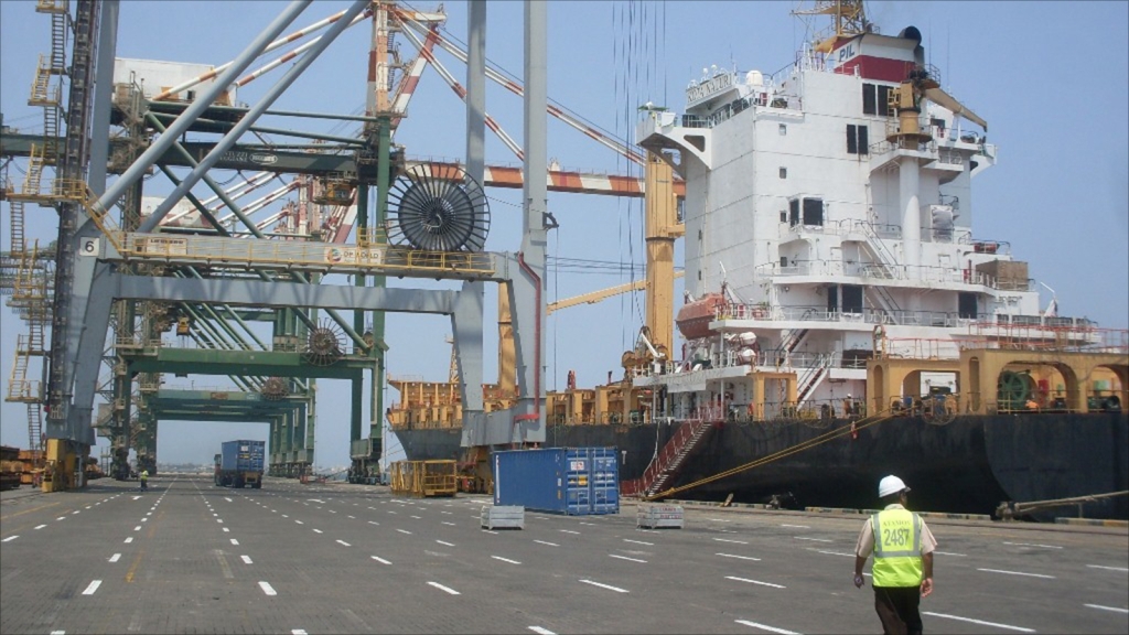 الحكومة تعلن نقل آلية تفتيش السفن التجارية من ميناء جدة السعودي إلى ميناء عدن