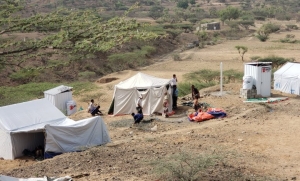 الحوثيون يقصفون مخيما للنازحين في تعز وسقوط ضحايا