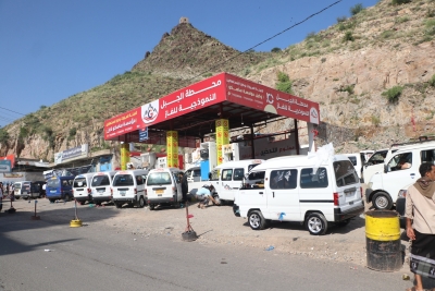 تعز تختنق بالغاز.. نصف الحصة “يتبخر” يوميًا وأصابع الاتهام تتجه للتدخلات النافذة