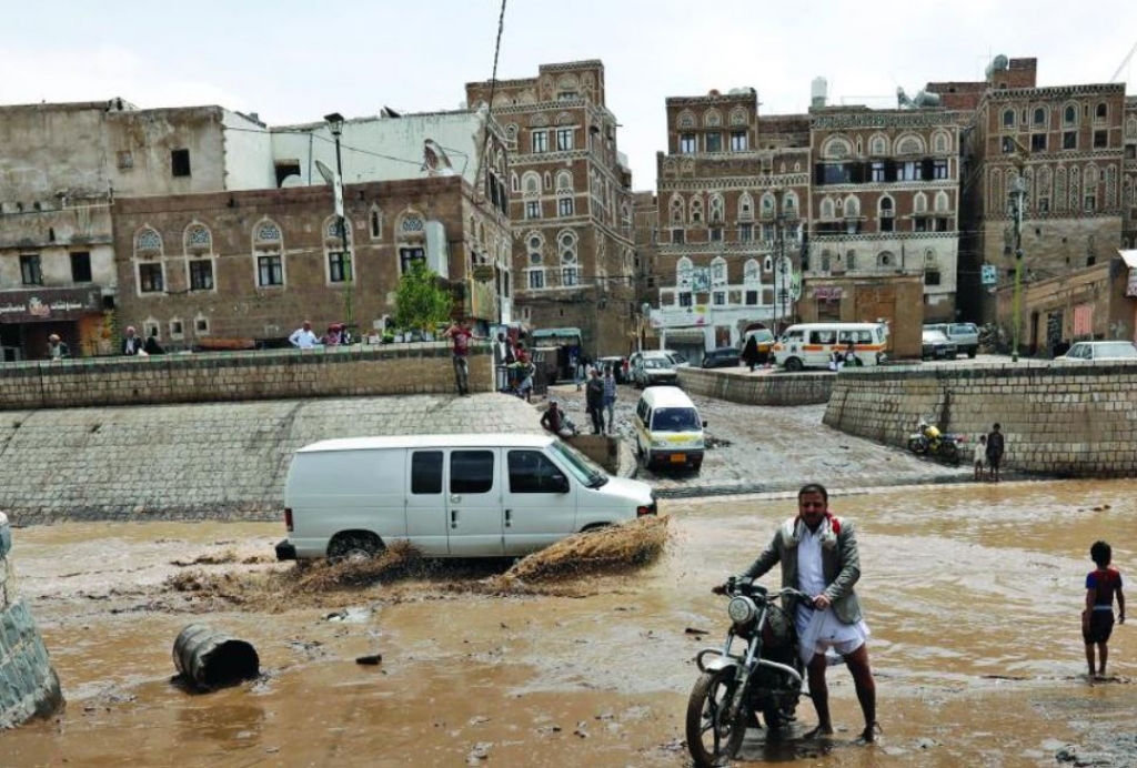 انهيار سور جامعة صنعاء وأضرار واسعة بسبب الأمطار( فيديو)