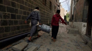 غاز الطهي مقابل دعم الجبهات..الحوثيون يساومون السكان
