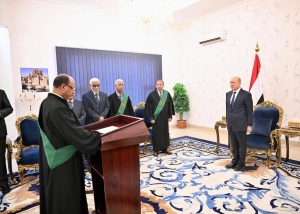 القضاة المعينون أعضاءً في المحكمة العليا يؤدون اليمين القانونية أمام الرئيس العليمي
