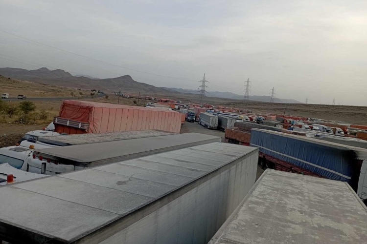 تجار في صنعاء ينفذون إضرابا رفضًا لقرار الحوثيين برفع الضرائب بنسبة 100%