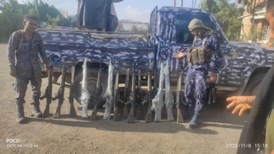 شرطة تعز توقف أفراد النجدة الذين تمكنوا من ضبط شاحنة تحمل أسلحة مهربة للحوثيين