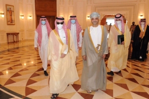 حراك مستمر.. وزير الخارجية السعودي يصل مسقط قادماً من الإمارات