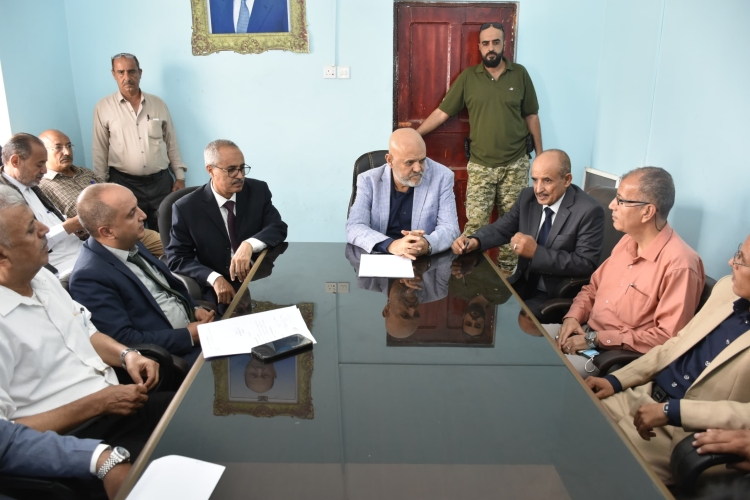 محافظ تعز يوجه بمعالجة المتغيرات السعرية ويشدد على مراقبة الأسواق