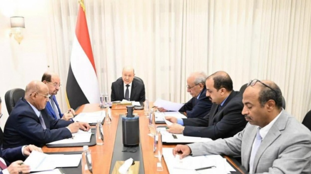 رئيس مجلس القيادة يوجه بتسريع إجراءات التعافي الاقتصادي وضمان انتظام الرواتب وتحسين خدمات الكهرباء