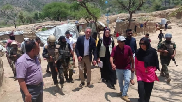 سفير الاتحاد الأوروبي يزور مديرية المعافر جنوبي تعز ويطلع على احتياجات النازحين