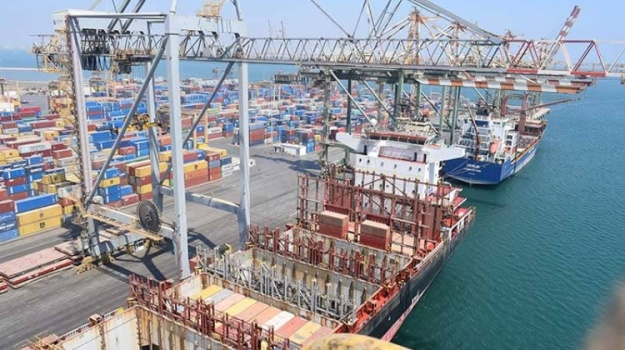الكشف عن تفاهمات واتفاقية جارية مع شركة صينية تهدف إلى استئناف نشاط "الترانزيت" بميناء عدن