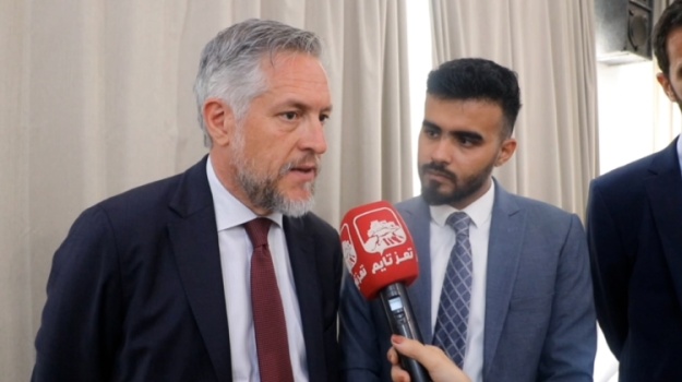 سفير الاتحاد الأوروبي لدى اليمن يتحدث في لقاء خاص مع تعز تايم: هناك جهود متواصلة لفتح  بقية الطرقات في تعز وتعزيز الدعم الإنساني