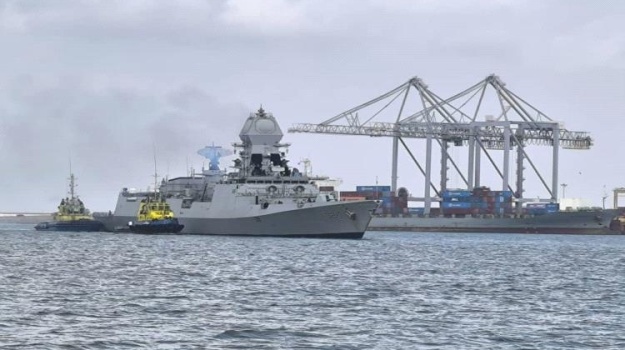 ميناء عدن يستقبل المدمرة الهندية INS Chennai تحمل إمدادات طبية كدعم إنساني لليمن