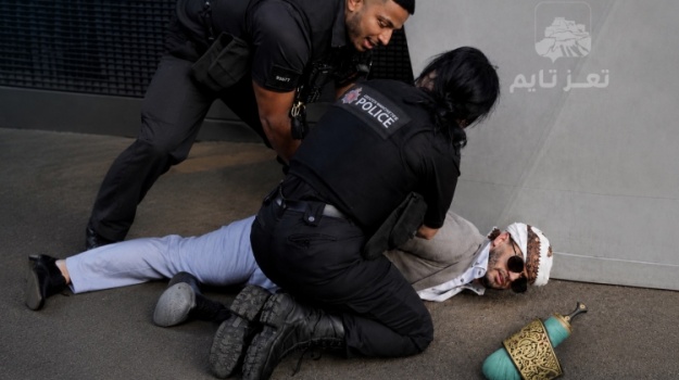 بالفيديو: الشرطة البريطانية تعتقل يمنيين بسبب ارتدائهم الجنبية في شوارع مانشستر