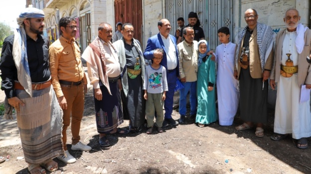 قيادات مجلس المقاومة الشعبية بتعز تزور أسرة الطفل "إبراهيم جلال" الذي استشهد برصاص قناص حوثي