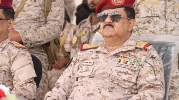 قرار جمهوري بإقالة وزير الدفاع "محسن الداعري" من منصبه وإحالته للتقاعد