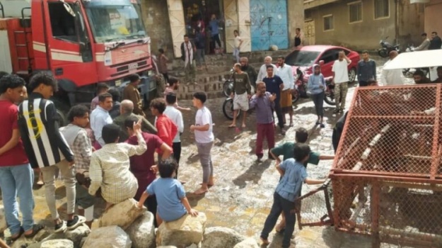 حادثة سقوط الطفل "أيلول السامعي" في مجرى سيول بتعز تشعل غضباً واسعاً ضد إهمال السلطات لعبّارات السيول