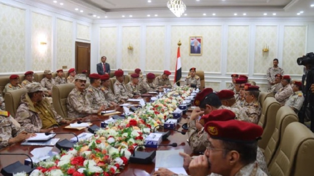 وزير الدفاع يترأس في العاصمة المؤقتة عدن اجتماعاً موسعاً بقيادات الهيئات والمناطق العسكرية