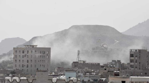 مقتل 5 مدنيين وإصابة اثنين بقصف حوثي استهدف أحياء سكنية غربي تعز