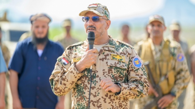 قيادي تهامي يهاجم طارق صالح: قواتك صادرت حقوق أبناء تهامة وحولت المعسكرات إلى مقرات فصائلية خارج الدولة