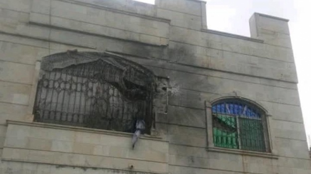 مدفعية الحوثيين تستهدف منازل مواطنين شمال مدينة تعز