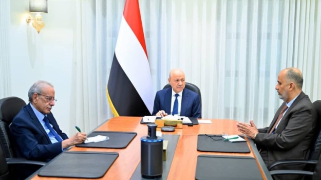 الرئيس العليمي يبحث كيفية تحصين الداخل اليمني من ارتدادات العاصفة في المنطقة