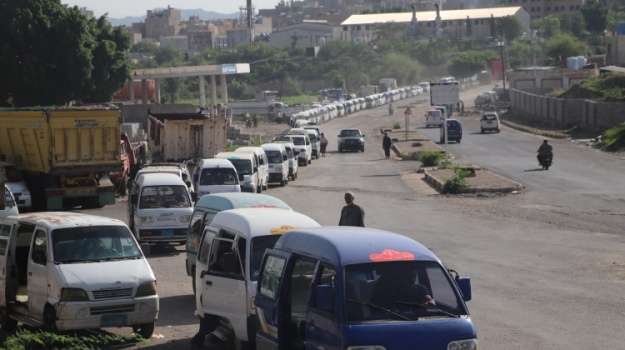 أزمة غاز متجددة في تعز.. طوابير طويلة للمركبات والأسطوانات