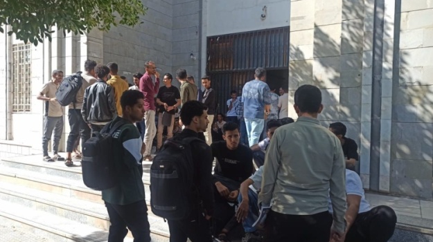 طلاب جامعة تعز يناشدون الحكومة تنفيذ قرار تخفيض الرسوم ووقف التعامل بالعملة الأجنبية