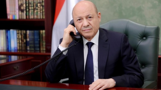 خلال اتصال بمحافظ حجة.. العليمي يوجّه بمساعدة أسر ضحايا الهجوم الحوثي في حيران ومعالجة الجرحى