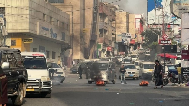 احتجاجات غاضبة في تعز بسبب تدهور الخدمات والأوضاع المعيشية