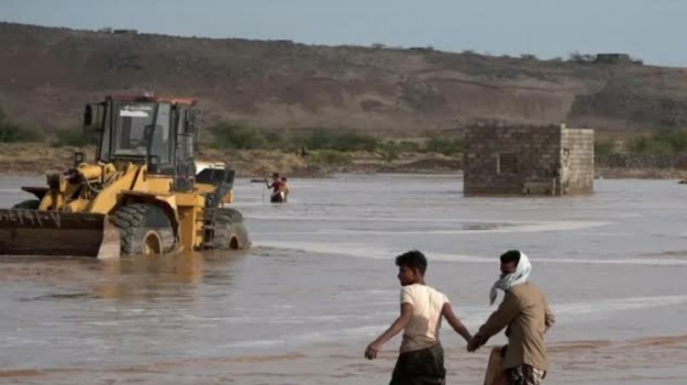 ارتفاع عدد ضحايا السيول غرب محافظة تعز إلى 9 قتلى ومفقودون تحت الأنقاض