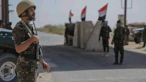 مأرب.. مقتل قائد نقطة عسكرية واثنان آخران إثر اشتباكات مع مسلحين قبليين قرب سوق صافر