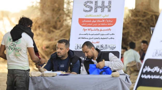 مؤسسة الشيخ حمود سعيد المخلافي تواصل إغاثة المتضررين من السيول في المخا