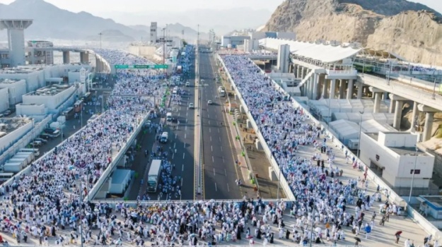 حجاج بيت الله يتوافدون إلى مشعر منى لقضاء يوم التروية وسط منظومة خدمية متكاملة