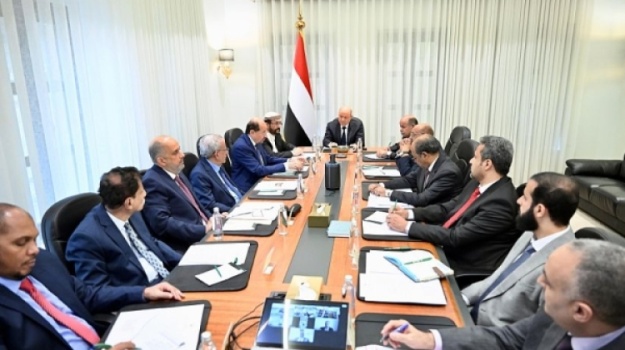 الرئيس العليمي يعقد اجتماعاً مصغراً ضم الحكومة ومحافظي المحافظات لبحث الأوضاع الاقتصادية والخدمية