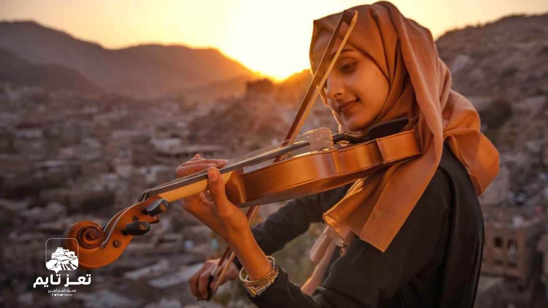 الفنانة حنين الإغواني تغني لـ أيوب طارش عبسي