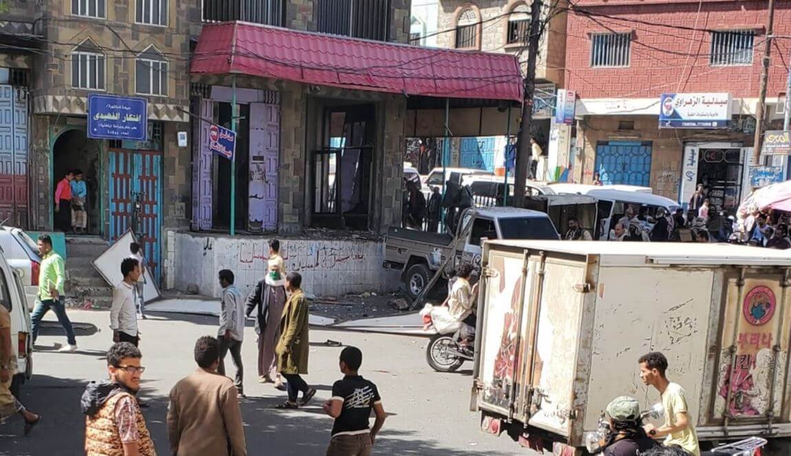 #شاهد​: آثار انفجار العبوة الناسفة في جولة سنان بـ #تعز​