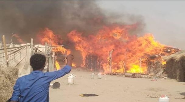 شاهد بالفيديو| حريق هائل يقضي على بيوت القش لنازحي تهامة بالخوخة