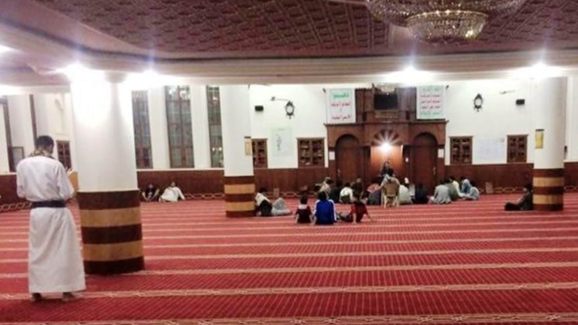 شاهد: الحوثيون يمنعون صلاة التراويح في صنعاء