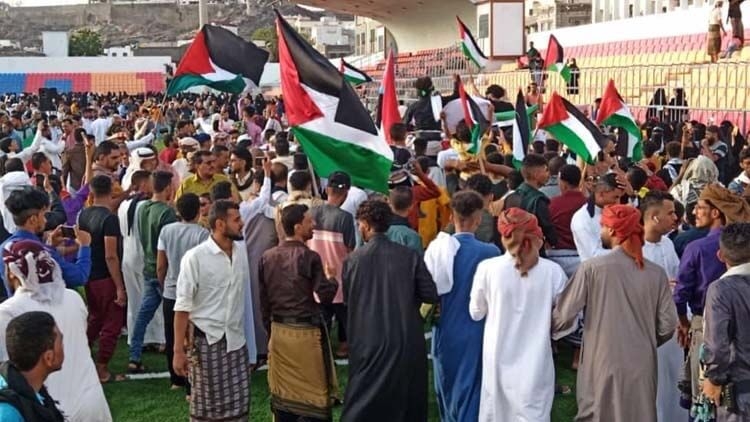 شاهد| مواطنون يهتفون للأقصى وغزة عقب صلاة عيد الفطر في عدن