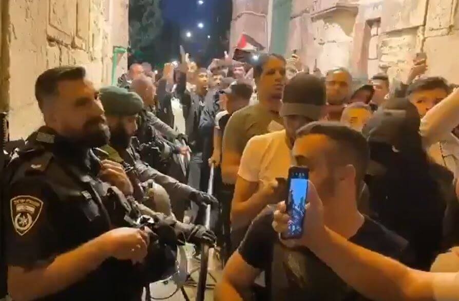 شاهد| انكسار جنود الاحتلال الإسرائيلي لحظة احتفال شباب فلسطين بالإنتصار