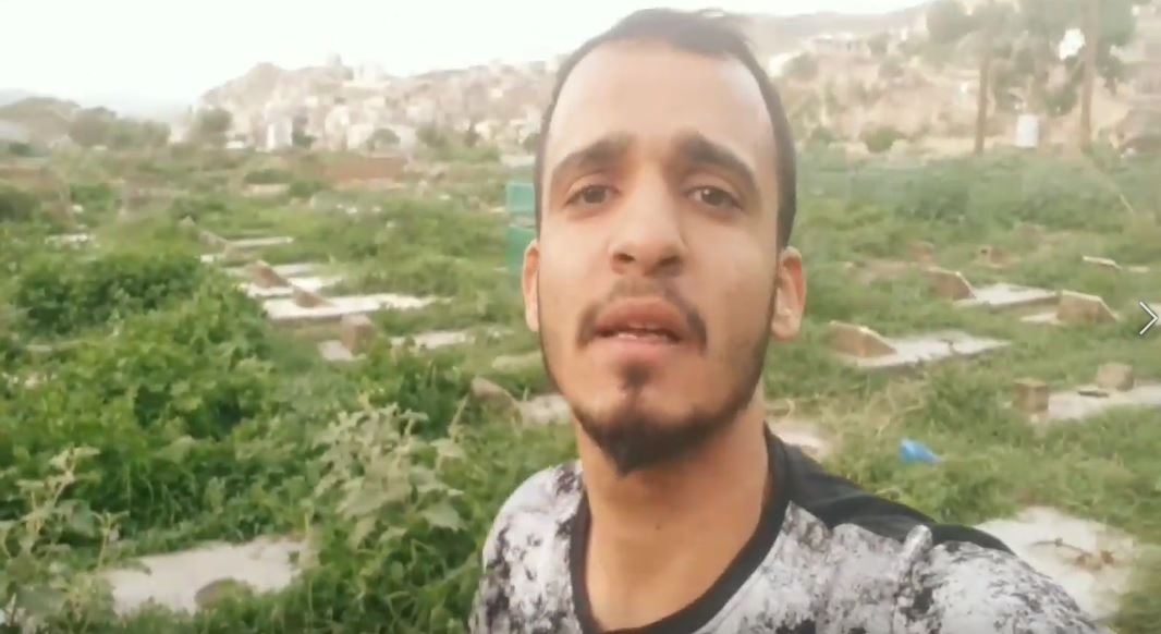 شاهد: حديث مؤثر.. شاب من تعز يزور مقبرة أصدقائه الشهداء ويعترف لهم