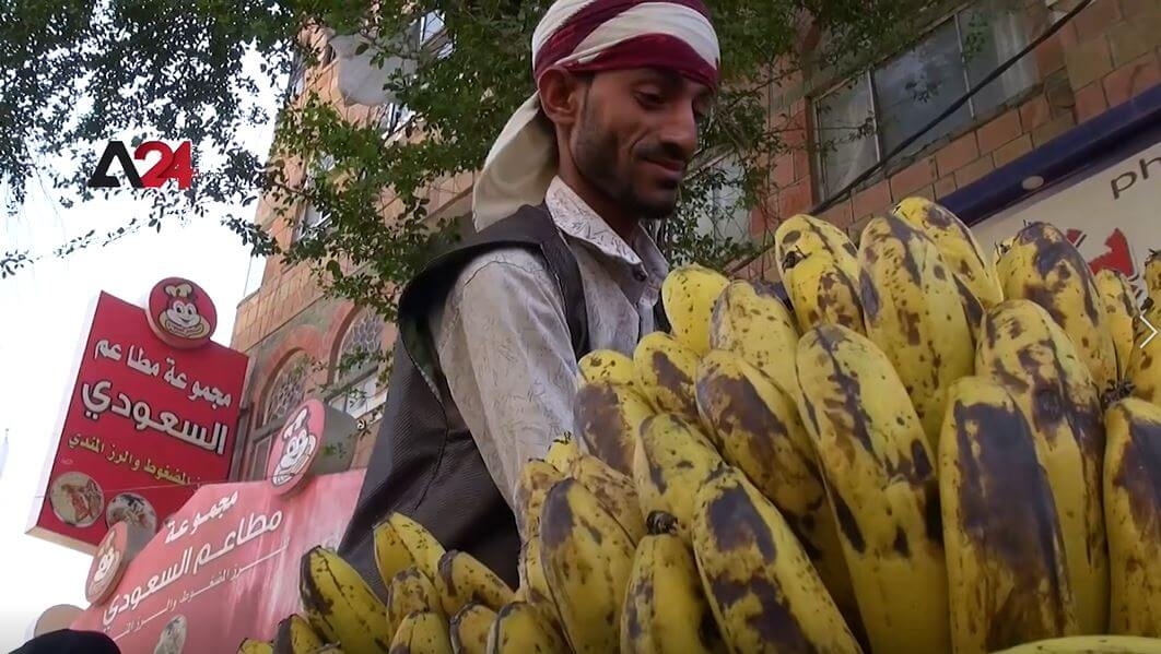 معاذ.. قصة كفاح شاب من تعز أمنيته الدراسة ويعمل كبائع متجول