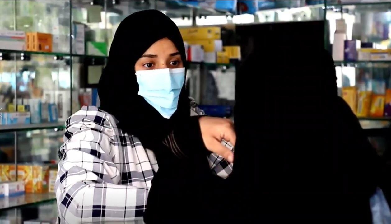 شاهد: صيدلانية في تعز تمنح الناس الحياة وسط دمار الحرب
