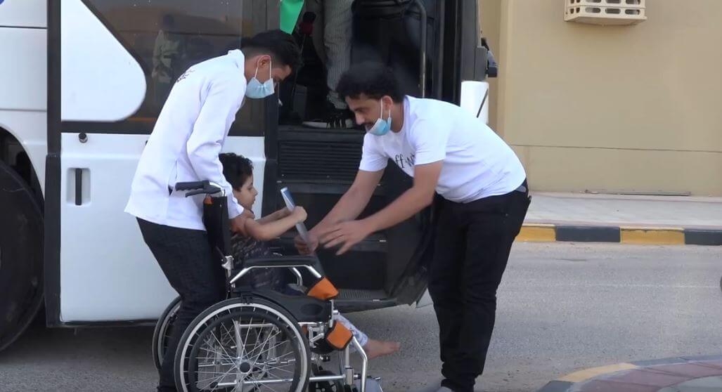 شاهد: سلطنة عمان تستقبل 50 يمنياً بترت أطرافهم جراء الحرب