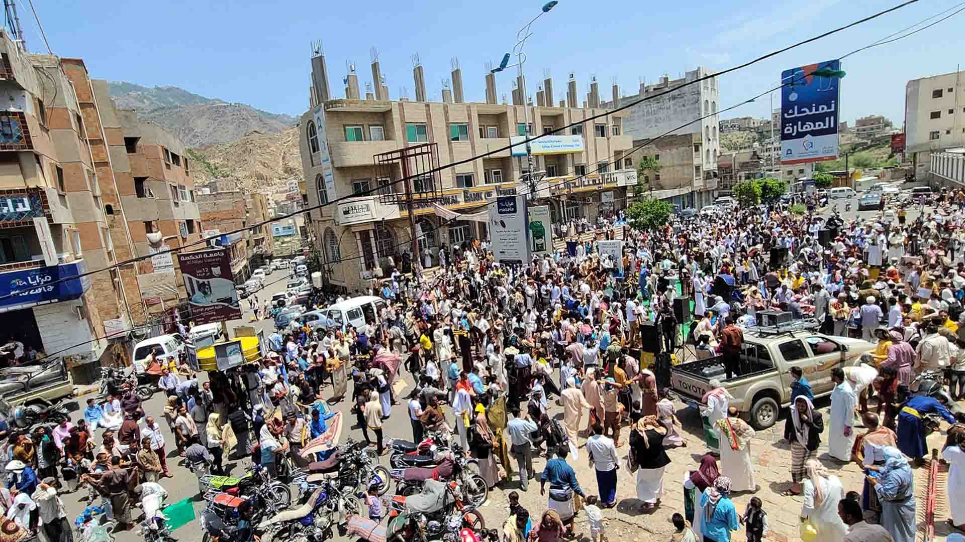 شاهد: تعز تواصل ثورتها ضد الفساد.. وهتافات غاضبة تطالب برحيل المحافظ والوكلاء