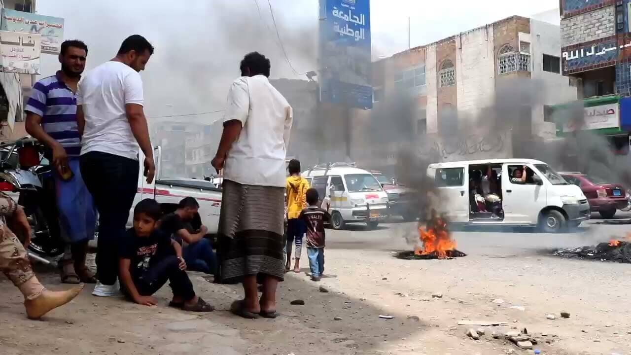 شاهد| جرحى الحرب في تعز يحرقون الإطارات احتجاجاً على تجاهل ملفهم