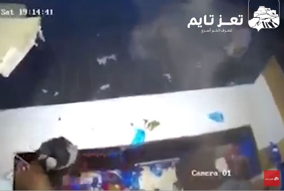 فيديو مرعب يظهر اقتحام مسلح أحد أسواق القات بتعز وإطلاق النار بطريقة مفزعة وتوجيه السلاح نحو البائع