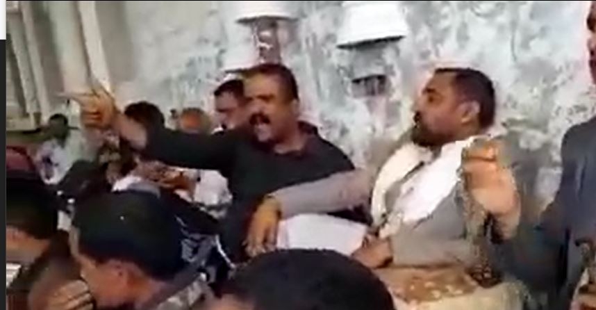 شاهد: فيديو يكشف إهانة وإذلال المشائخ المتحوثين في تعز
